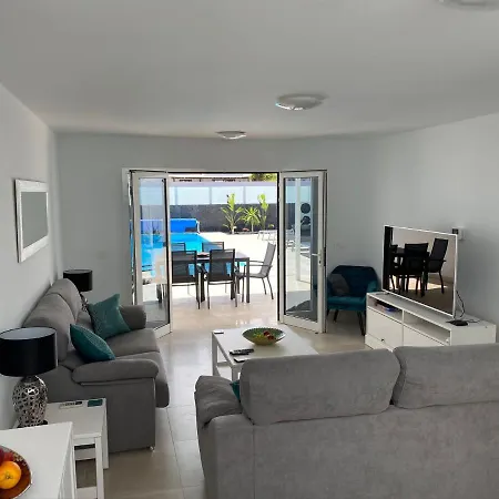 Ashdene - Luxury Modern With Large Heated Pool Wifi Uk Tv Bar & Bbq Vila Playa Blanca (Lanzarote)