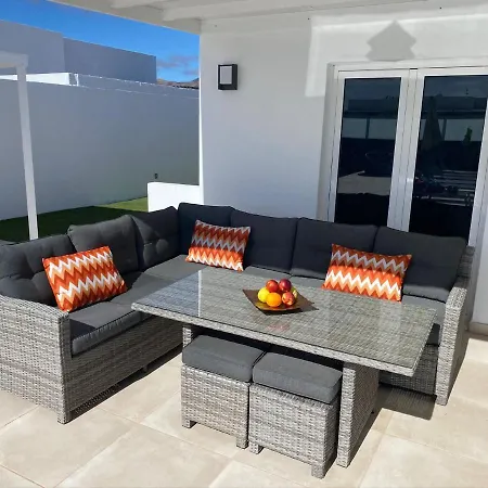 Ashdene - Luxury Modern With Large Heated Pool Wifi Uk Tv Bar & Bbq Vila Playa Blanca (Lanzarote)