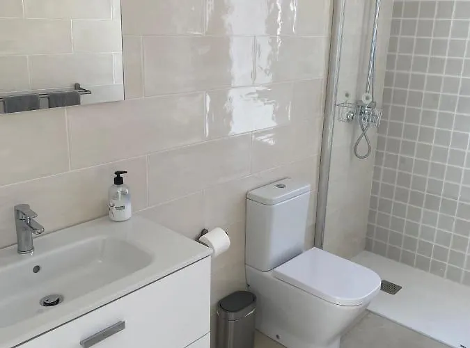 Ashdene - Luxury Modern With Large Heated Pool Wifi Uk Tv Bar & Bbq Playa Blanca (Lanzarote)