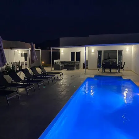 Ashdene - Luxury Modern With Large Heated Pool Wifi Uk Tv Bar & Bbq Villa Playa Blanca (Lanzarote)