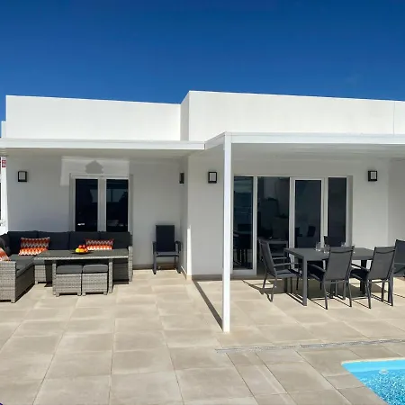 Ashdene - Luxury Modern With Large Heated Pool Wifi Uk Tv Bar & Bbq Villa Playa Blanca (Lanzarote)