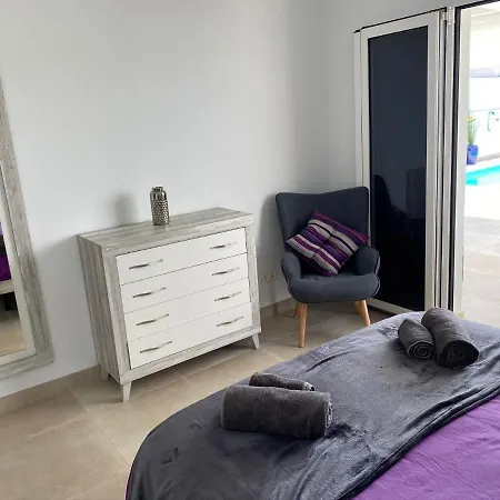 Ashdene - Luxury Modern With Large Heated Pool Wifi Uk Tv Bar & Bbq Playa Blanca (Lanzarote)