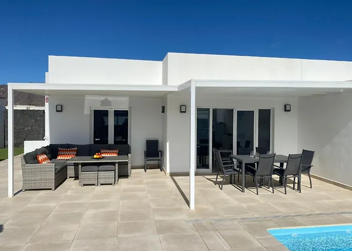 Ashdene - Luxury Modern With Large Heated Pool Wifi Uk Tv Bar & Bbq Villa Playa Blanca (Lanzarote)